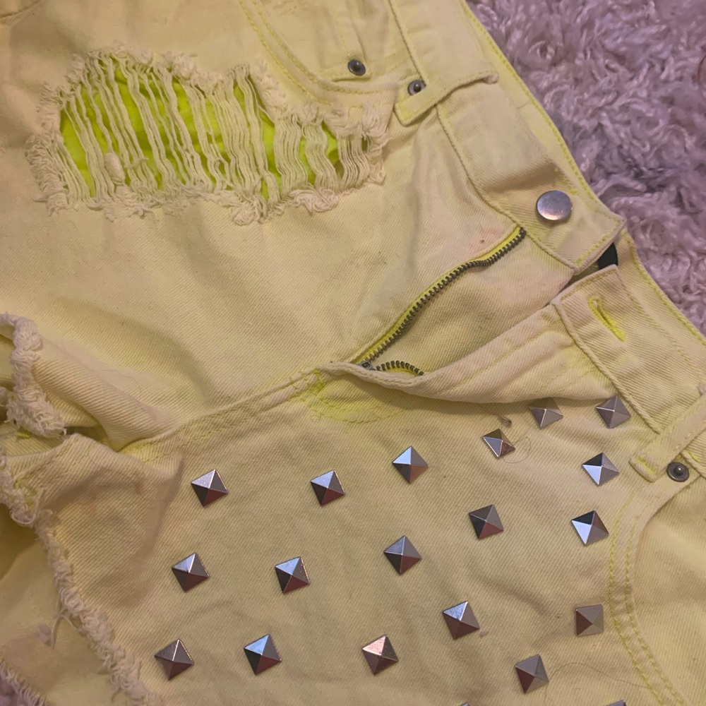 Adorable Neon yellow jean shorts 🌼